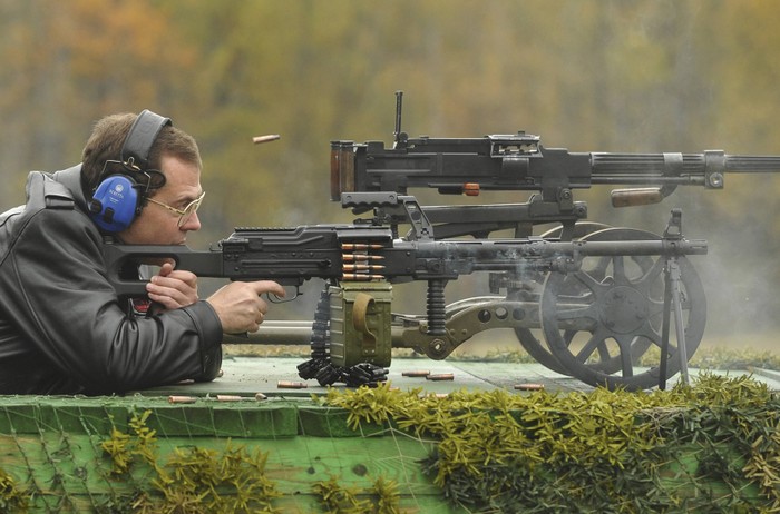 Thủ tướng Nga Dmitry Medvedev đang bắn thử một khẩu trung liên